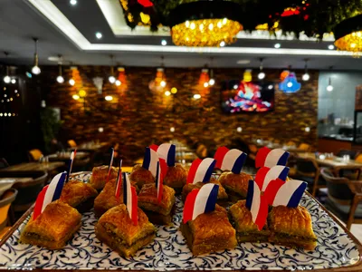 HAVUÇ DILIMI BAKLAVA AVEC GLACE 